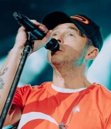 One Republic Turk Bayrakli Tshirtleriye Konser Verdi