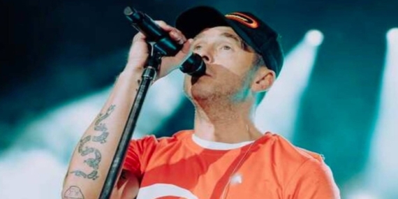One Republic Turk Bayrakli Tshirtleriye Konser Verdi