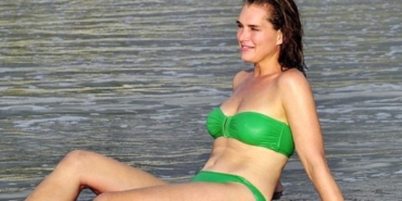 Brooke Shields 60. Yaşını Tropikal Cennette Bikiniyle Kutladı