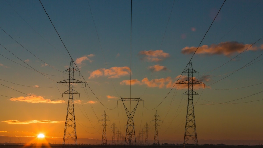 Gökyüzüne uzanan yüksek gerilim elektrik iletim hatları