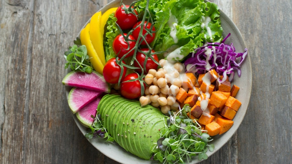 Renkli sebzeler ve yeşilliklerle hazırlanmış diyet salata kasesi