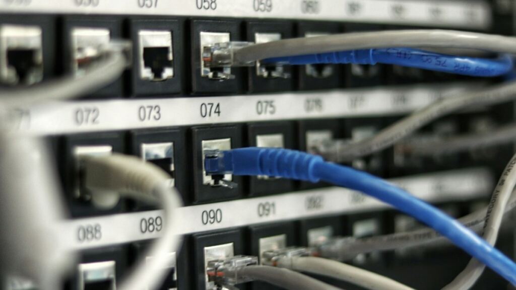 Ağ kabloları takılı bir internet yönlendiricisi