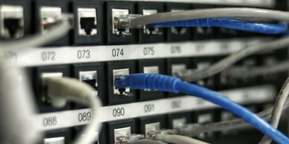 Ağ kabloları takılı bir internet yönlendiricisi