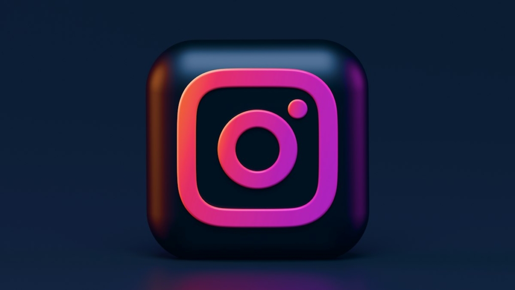 Ekranında Instagram uygulaması açık olan akıllı telefon