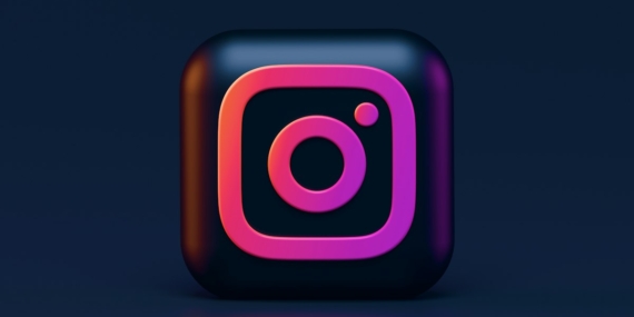 Ekranında Instagram uygulaması açık olan akıllı telefon