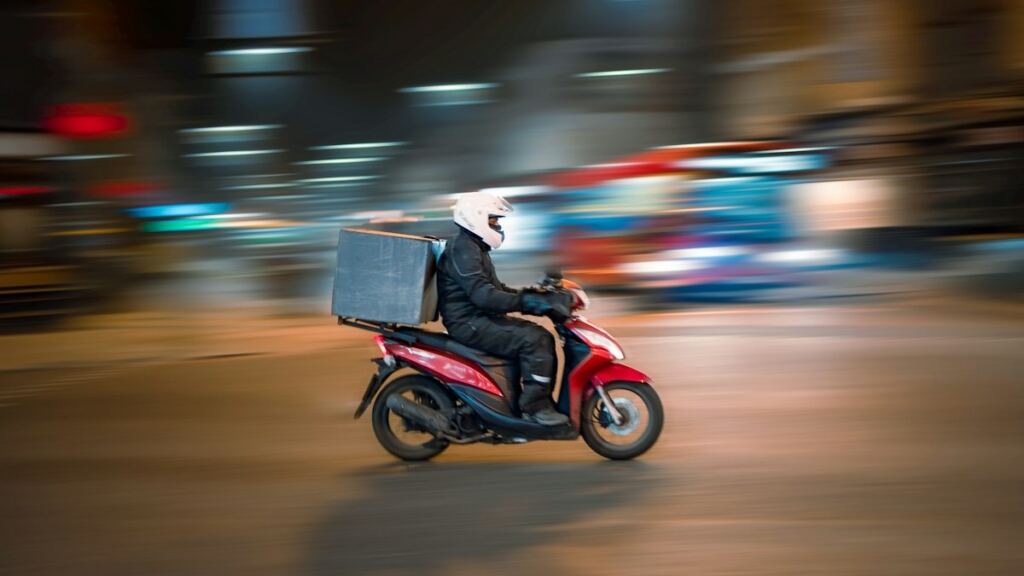 Kapıda paket teslim eden kurye ve ödeme yapan müşteri
