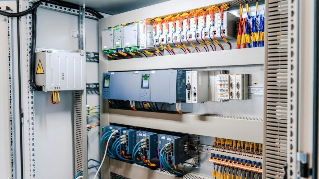 Endüstriyel otomasyon panosunda PLC kontrol ünitesi