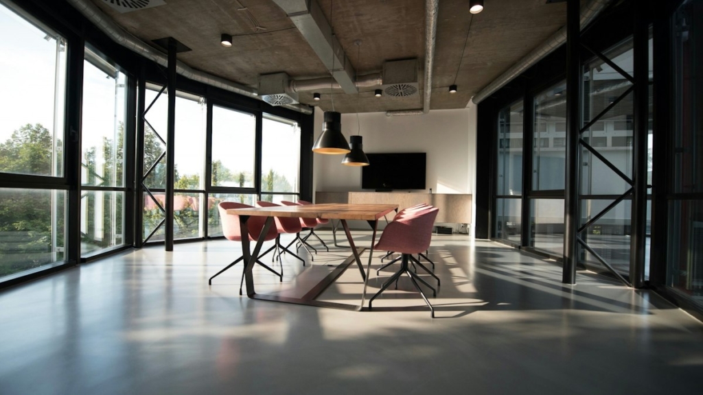Modern ve ferah bir ofis ortamı