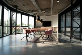 Modern ve ferah bir ofis ortamı