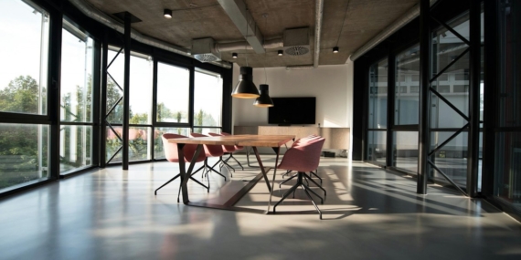 Modern ve ferah bir ofis ortamı