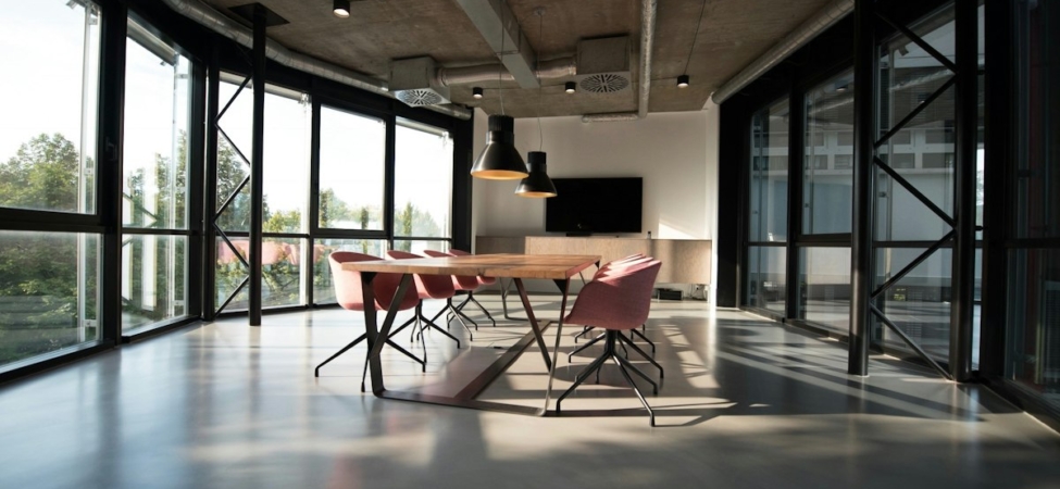 Modern ve ferah bir ofis ortamı