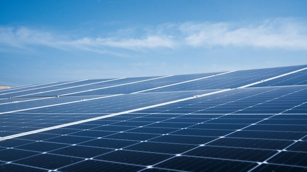 Güneş enerjisi sistemine bağlı solar inverter cihazı