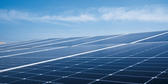 Güneş enerjisi sistemine bağlı solar inverter cihazı