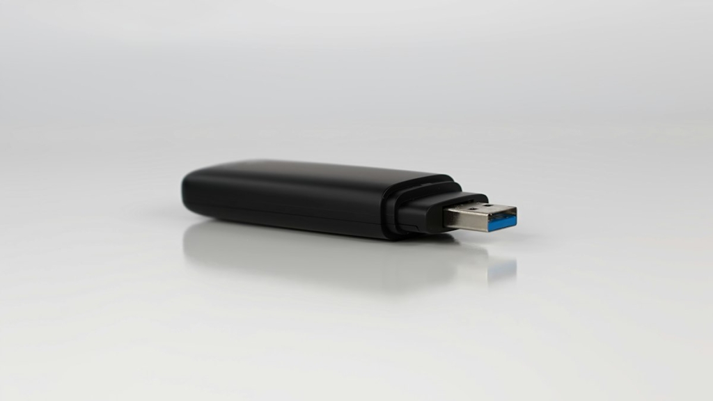 Masa üzerinde duran SSD depolama birimi