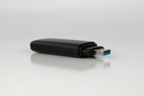 Masa üzerinde duran SSD depolama birimi