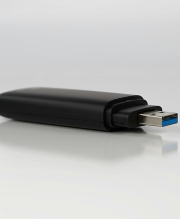 Masa üzerinde duran SSD depolama birimi