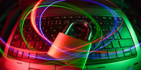 Güvenli bağlantıyı simgeleyen dijital kilit görseli