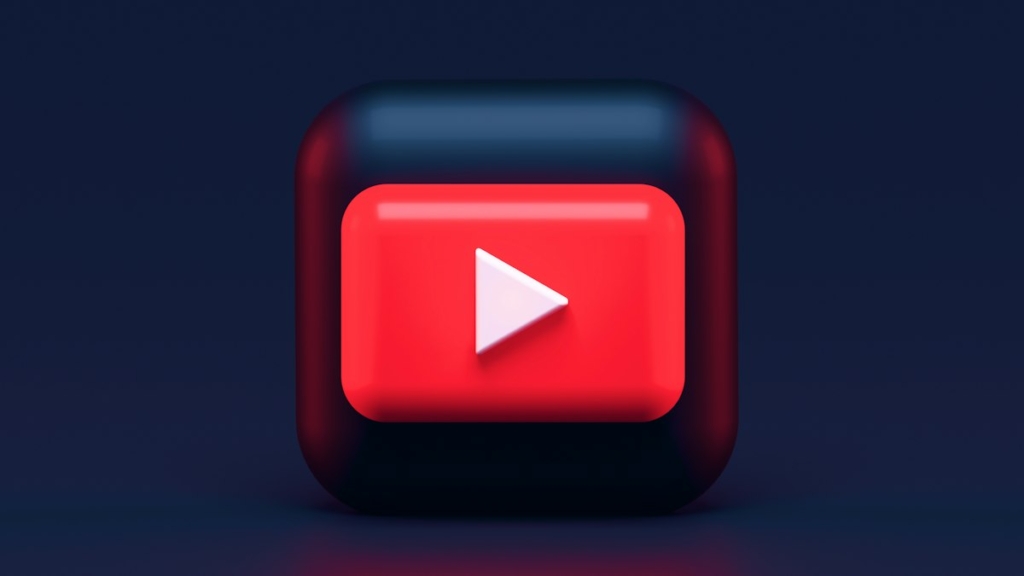 Ekranda YouTube logosu ve içerik üreticisi çalışma alanı