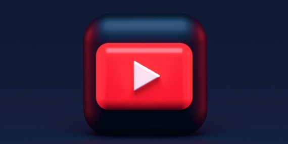 Ekranda YouTube logosu ve içerik üreticisi çalışma alanı
